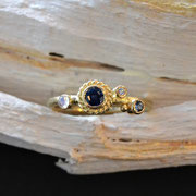 750er Gelbgoldring mit Safir, Mondstein, Brillant
