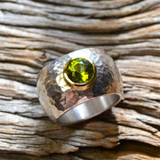 Silberring mit Hammerschlag, Peridot in Goldfassung