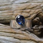 Weißgoldring mit Safirtropfen