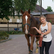 Anne präsentiert das namenlose Pferd ;)