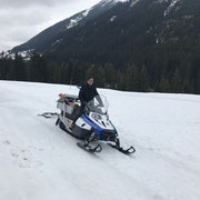 E-Skidoo im Einsatz, mit Spuranhänger