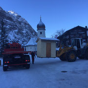Hütten für Weihnachtsmärkte in Lech, Zug und Zürs aufladen und transportieren