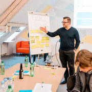 An einem Workshop (2019)