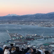 函館湾越に大沼公園の駒ケ岳が見えます。夕焼けの空が素晴らしい！