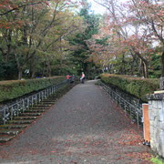 松雲山荘入り口　この松雲山荘は大正15年から蓮池庭師二代の手により造園された回遊式日本庭園（面積約2900坪）