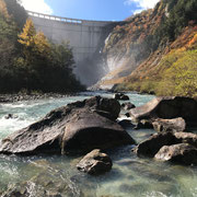 黒部川からダムを見上げる