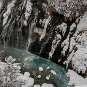 白髭の滝です。崖からの湧き水にはアルミニュウムが含まれており、青く見え、下流にある「青い池」も青くなります。