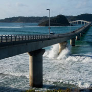 橋桁に波があたりしぶきが凄い！風の強い日はさぞ壮観でしょう