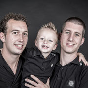 ULaat een gezellige familie fotoshoot doen door samen met je gezinsleden op de foto te gaan. Ouders hebben vaak foto's van hun kinderen aan de muur hangen