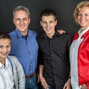 Laat een gezellige familie fotoshoot doen door samen met je gezinsleden op de foto te gaan. Ouders hebben vaak foto's van hun kinderen aan de muur hangen