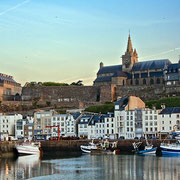 vue de la haute ville de Granville depuis le port tôt le matin