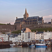 vue de la haute ville de Granville depuis le port tôt le matin