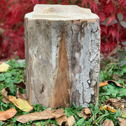 Urne aus vergrautem Nussbaum mit Rinde. Oberfläche unbehandelt. (nicht mehr verfügbar)