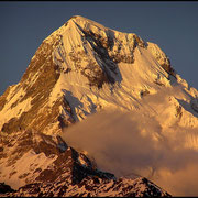 Ein Nebengipfel der Annapurna im roten Licht des Sonnenaufgangs.