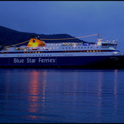 Noch vor Sonnenaufgang liegt Blue Star Ferries im Hafen von Katapola auf Amorgos.