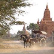 In der Tempelstadt Bagan. Hier gibt es tausende mehr oder weniger gut erhaltene Pagoden, Zeugnisse einer Zeit, die von einstiger Macht und Reichtum künden.