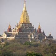 Goldglänzende Pagode in der Tempelstadt Bagan.