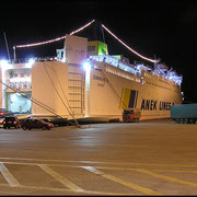 Nächtlicher Ladebetrieb im Hafen von Patras, hier die Färe "Sophokles" von Anek Lines, Ziel Kreta.