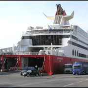 Ladebetrieb an der Fähre "Superfast VI", Ziel Bari, Ancona und Venedig in Italien.