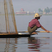 Fischer mit seinem korbförmigen Netz auf dem Inle-See.