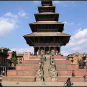 Religion und Geisterglaube verschmelzen in Nepal zu einer Einheit, hier eine 5-stöckige Pagode in einem Nachbarort von Kathmandu.