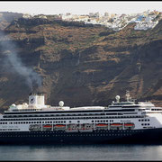 Die Insel Santorini ist der Rest eines in vorgeschichtlicher Zeit explodierten Vulkans, oben am Kraterrand reihen sich die weißen Häuser wie an einer Perlenkette.