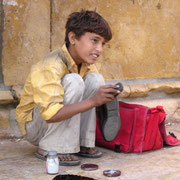 Kleiner Schuhputzer in Jaisalmer.