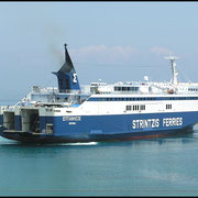 Strintzis Ferries hat die Insel Kefalonia erreicht und dreht sich, um achtern am Kai anzulegen. Die Ladeluken sind schon geöffnet.