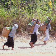 Einfachste Form des Transportes: Tragen, hier in Burma.