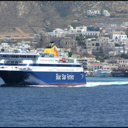 Blue Star Ferries vor der Insel Naxos.