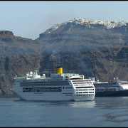 Vor Santorini liegen oft Kreuzfahrschiffe, nix für uns.