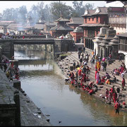 Der Bagmati, heiliger Fluss der Hindus. An den Ghats am Ufer finden Leichenverbrennungen statt, öffentlich, die Asche wird dem Fluss übergeben.