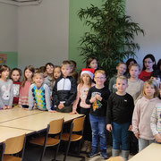 Weitere Schüler stehen im Raum und schauen nach vorne zum Nikolaus