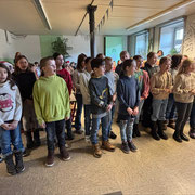 Die Konstantinklasse singt dem Nikolaus ein Lied vor.