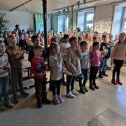 Die Kinder der Löwenklasse stehen vor dem Nikolaus