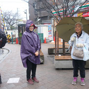 ２．雨の中1番目のお客様・お二人に感謝！