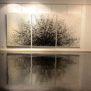 Décembre 2012, Galerie Mille Feuille, pré-vernissage de l'exposition 314 mètres cubes, le sol revétu d'un film noir brillant reflète la toile du fond "Papillon" et en complète le cercle.