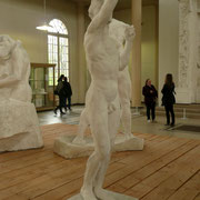 "Sans titre" :  Rompant avec la tradition de nommer une œuvre et de lui faire porter des "attributs"  transformant un humain en personnage historique ou mythologique, Rodin privilégie  l'expressivité du corps : tranquillité, relâchement et mouvement