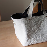 『soft cube bag』　milk/navy　持ち手ひじ掛仕様