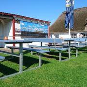 Bänke auf der Hamburger Hallig vor dem "Hallig Krog" mit bequemem Ein- und Ausstieg