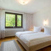 Schlafzimmer untere Etage Westseite - Doppelbett mit Blick zum Park