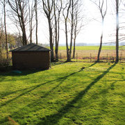 Gartenhaus auf dem Grundstück für Gartenmöbel, Grill und Brötchenfahrrad