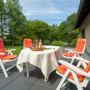 Terrasse mit Blick zum angrenzenden Park