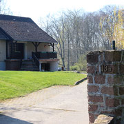 Außenansicht Ferienhaus Einfahrt zum abgeschlossenen Grundstück