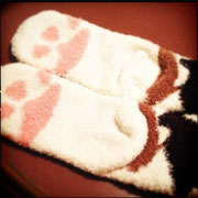 [KURONEKO no Instagram] 30/01/2015 Estamos em Sapporo! Está muito frio aqui Então, eu vou usar as minhas meias de patas... #socks #paw