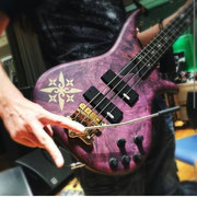 [Kuroneko no Instagram] 14/10/2015  Matatabi tem um baixo novo! ️  #陰陽座 #onmyouza #bassist #tunebass