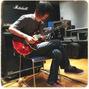 [Kuroneko no Instagram] 15/10/2015 Karukan também tem uma nova guitarra! Ensaio DIA3❗ A cor favorita do Karukan é vermelho🎸👍🍁🌹🍄 #陰陽座 #onmyouza #prs