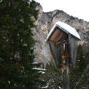 Wegkreuz bei der Einmündung des Wanderweges in den Forstweg