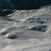 weiter, gewellter Abfahrtshang