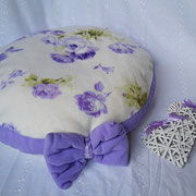 Kissen "Emma" ist ca.  60 cm im Durchmesser ,aus Fleecestoff, bis 40°C im Feinwaschgang waschbar, nicht Trockner geeignet. Ab22,95€